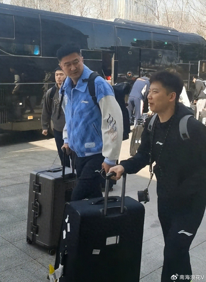 开云线上入口-难逃两连败？广东队出征青岛人人愁容满面，粤蜜：教练作妖就该惩罚|青岛市|杜锋|山东队|广东男篮|山东男篮_新浪新闻